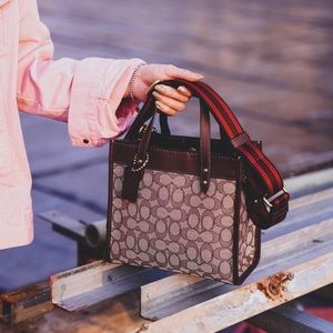 Field Tote 22 In Signature Jacquard